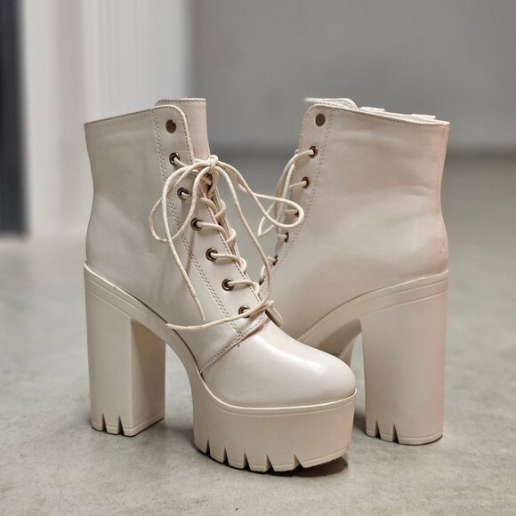 Unknown Shoes - Lace-Up Platform Chunky Heel Ankle Boots With Dual Buckle Detail In Off White